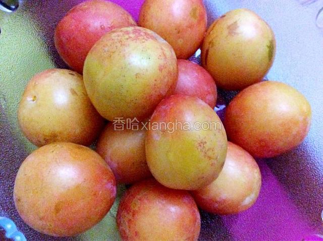 李子用水冲洗干净