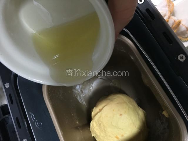 启动面包机揉面模式15分钟后放入玉米油，继续揉面15分钟