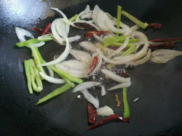 从起炒锅放植物油，油烧开，把青椒和圆葱放入炒一下，加入少许盐和鸡精