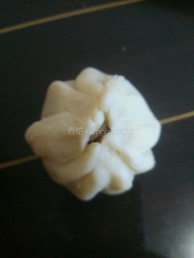 擀圆！包入豆沙蛋黄馅！