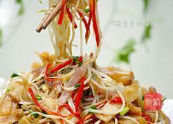 豆芽肉丝炒饼的做法图解1