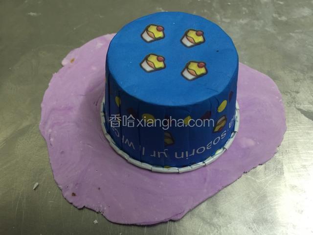 纸杯蛋糕反过来用刀划一个一样大的圆片