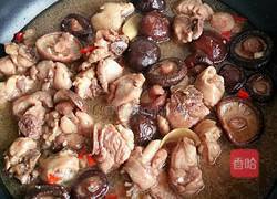 香菇炒鸡腿的做法图解6