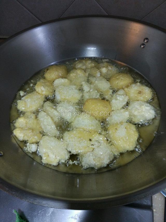 炸至金黄，盛起沥干油！