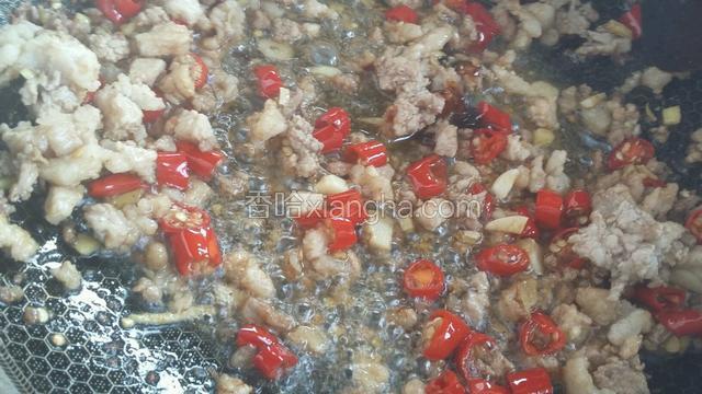 稍微倒点凉开水继续翻炒，炒出香味。