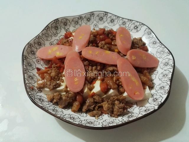 将切片的玉米香肠放在料汁上面