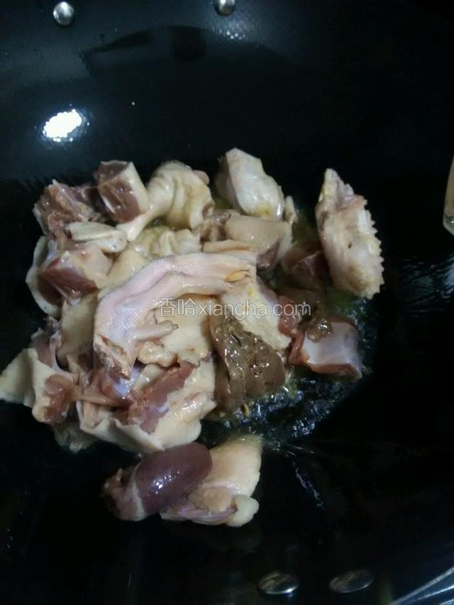 放入鸭肉炒匀