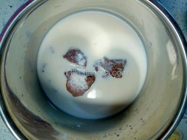 加入红豆沙，玉米淀粉搅拌均匀