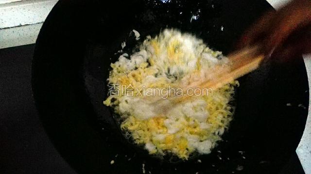 锅内放少许油，热锅凉油打入2个鸡蛋，放小火，迅速用筷子搅散鸡蛋。