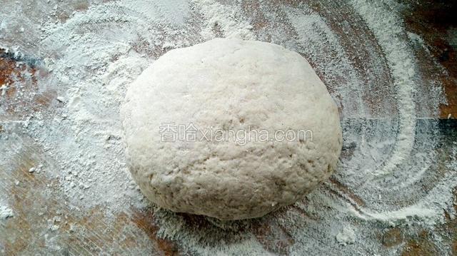 将面粉加适量水活成面团。饧二十分钟。