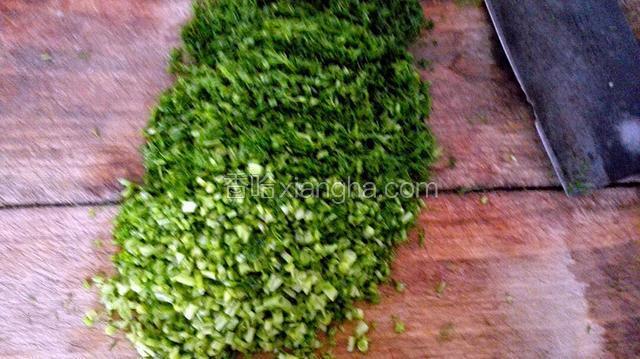 茴香切成碎末。