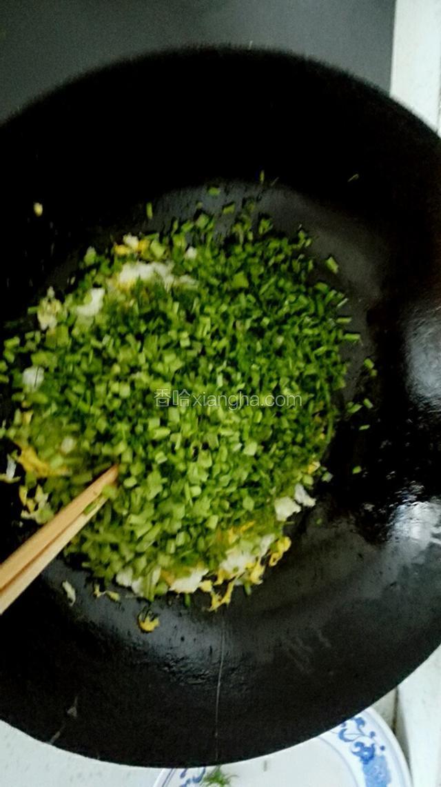 将茴香放入鸡蛋锅内，放入适量盐，十三香拌匀备用。