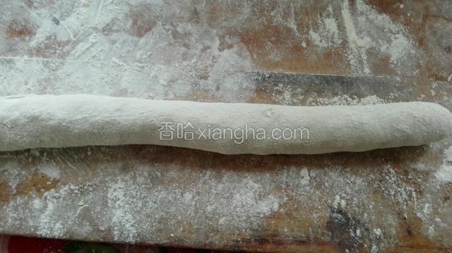 把面团揉成长圆柱状。