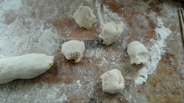 把面团揪成五厘米长的剂子。