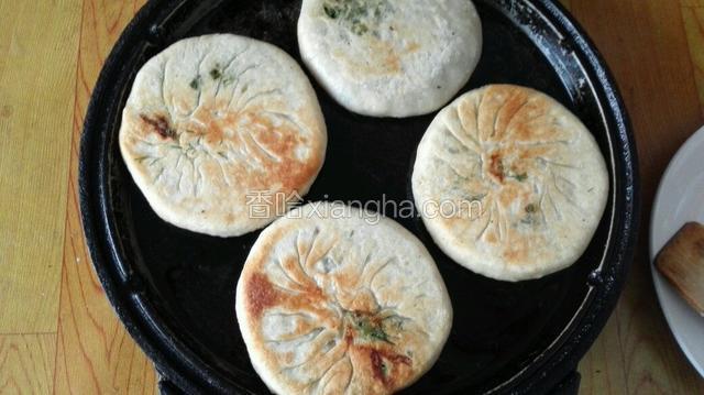 一面酪成金黄色后翻面继续烙制直到成熟。