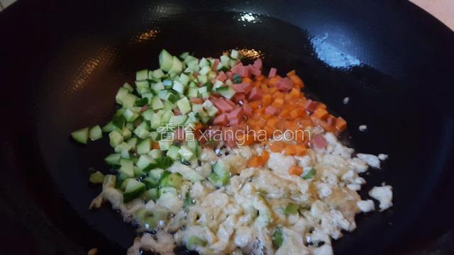 随后加入所有菜菜！继续翻炒！