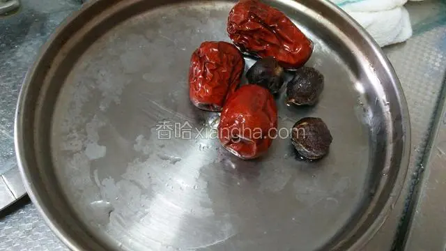 大枣洗净，桂圆去皮洗净