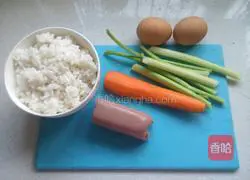 Illustration of how to make egg and ham fried rice 1