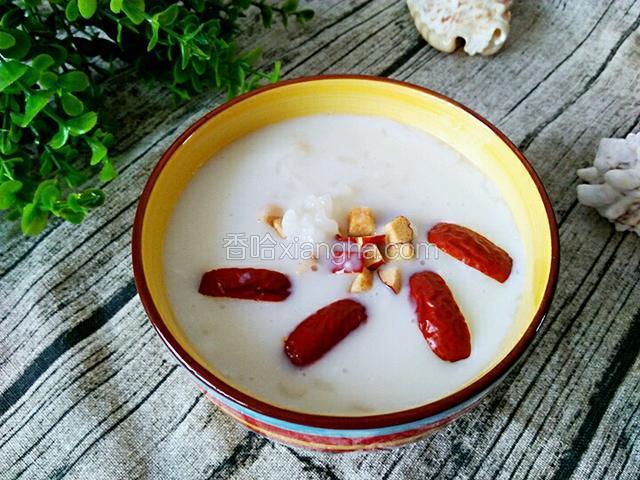 盛碗，再切一点红枣碎撒入碗里~