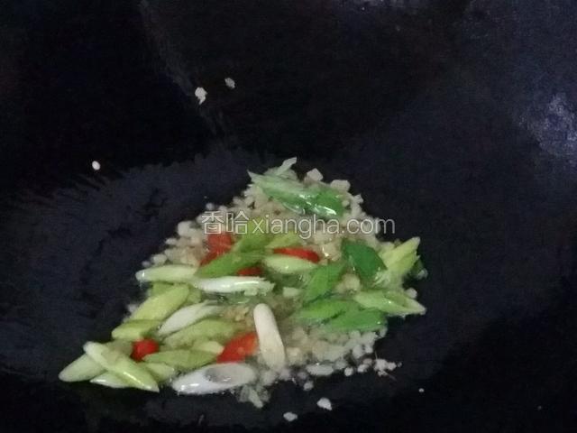 把葱白、辣椒、姜末下油锅煸香在把鸭血倒入锅中煮，加适量的料酒、盐、味精白醋、蒜叶即可