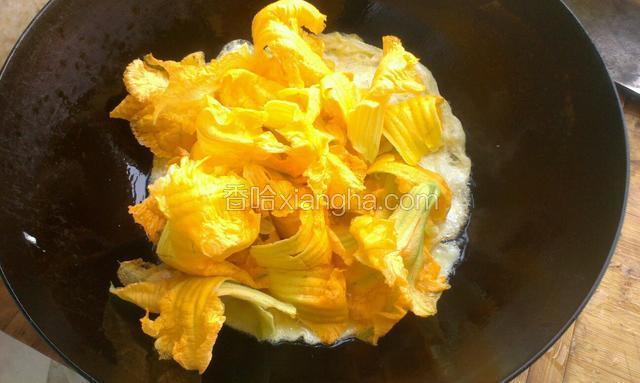 再把花放入翻炒