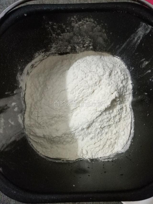 将材料按列表顺序依次放入，先放水再放油，接着是糖和盐，再放面粉。
