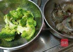 西兰花炒虾的做法图解1