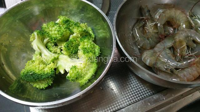 西兰花洗净，虾洗净