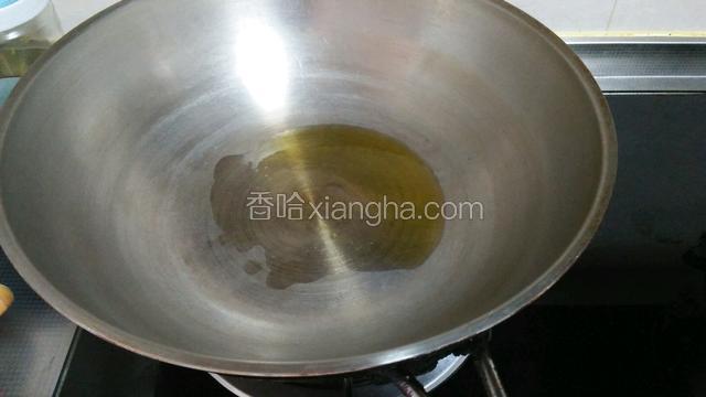 热锅下油