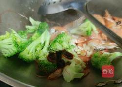 西兰花炒虾的做法图解7