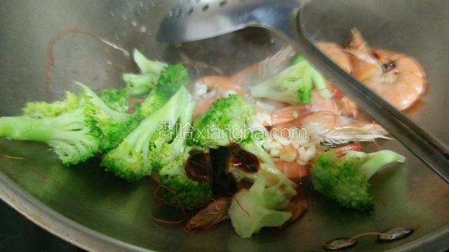 加盐，生抽，料酒，蚝油