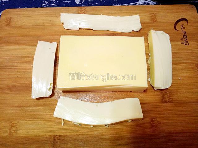依此法切去其它边缘，修整成长方形