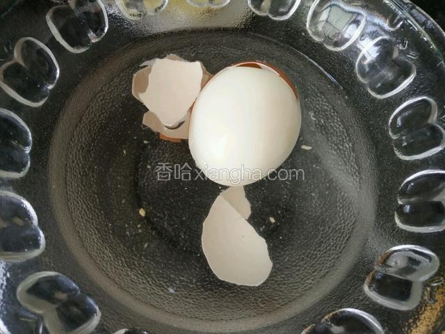 4分钟以后，立马捞出来放入凉水中剥皮