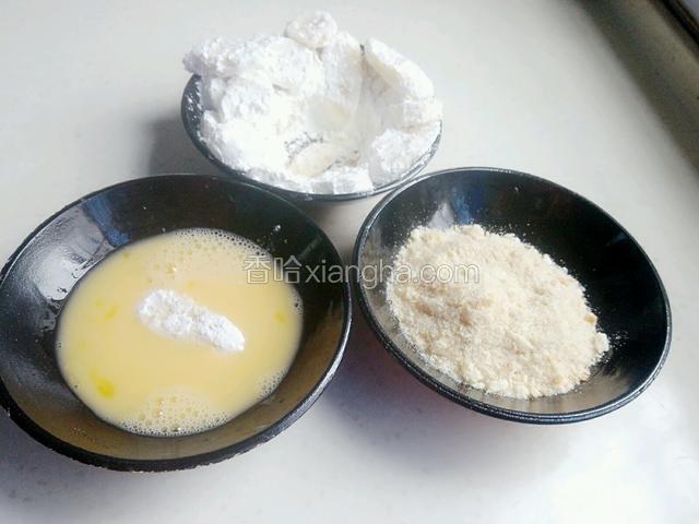 先把香蕉片一片一片充分的裹上玉米淀粉，再裹上蛋液，最后裹上面包糠。