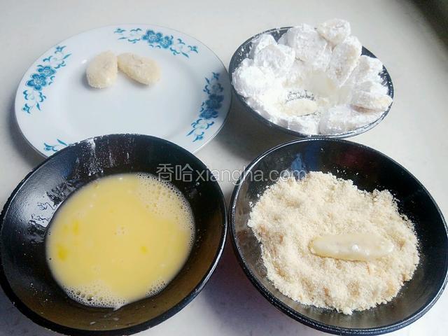 每裹好一片就放在干净的盘子里。