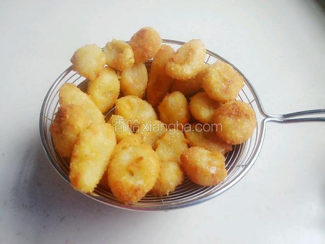 出锅后的黄金香蕉片，看起来怎么样？很有食欲，有木有？整个厨房都是浓浓的香味儿！