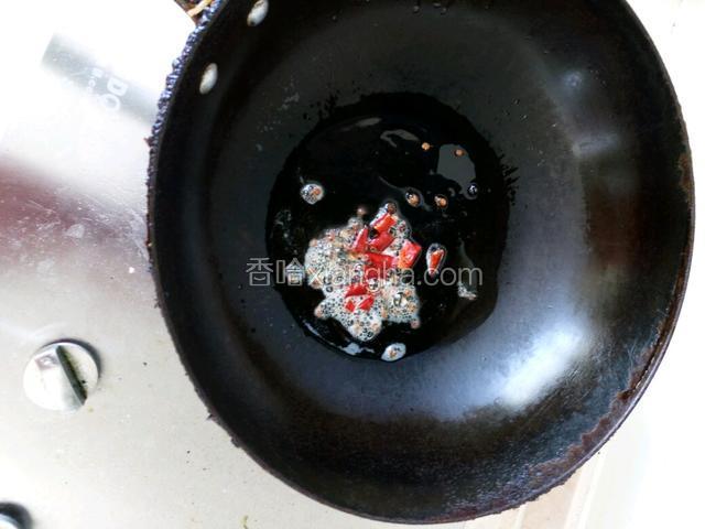 热油，放入干辣椒和花椒炒香