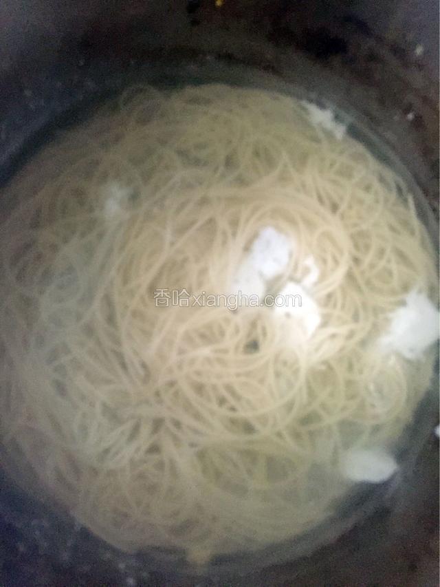 荷包蛋凝固后下烧开水下入面条。