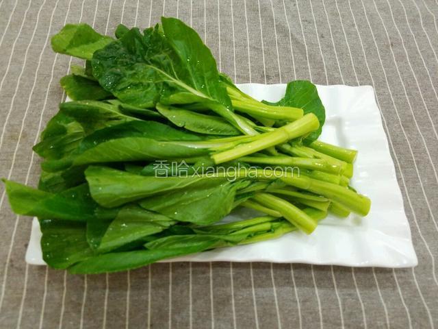 将菜心去掉老梗老叶子洗干净备用。
