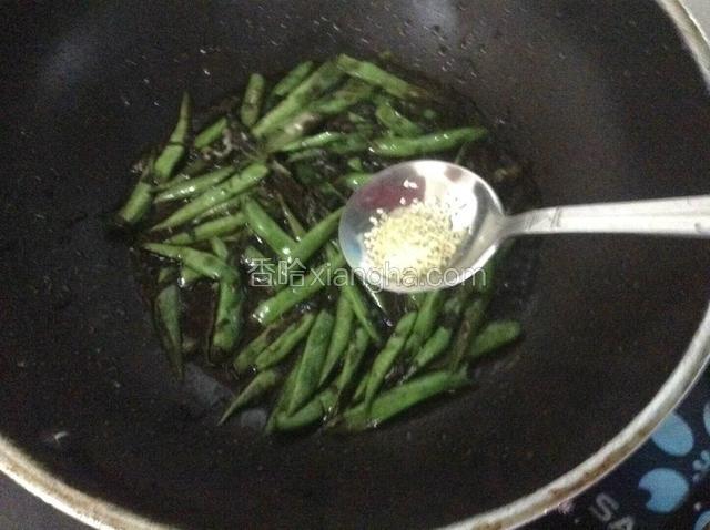 待汁水收干加入少许鸡精调味即可出锅。