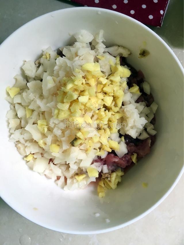 把肉糜藕生姜放入碗中加入适量的生抽生粉腌搅拌均匀