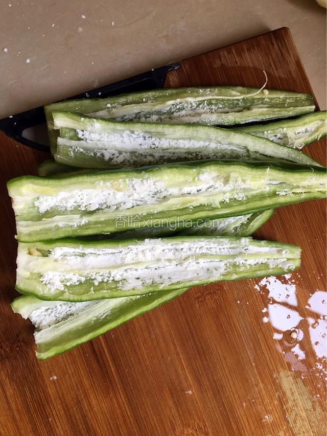 青椒盒里放入适量的生粉