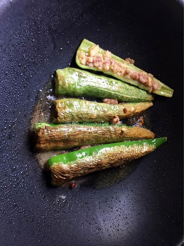 锅中放入适量的油烧热把青椒放去煎，两面煎至两面