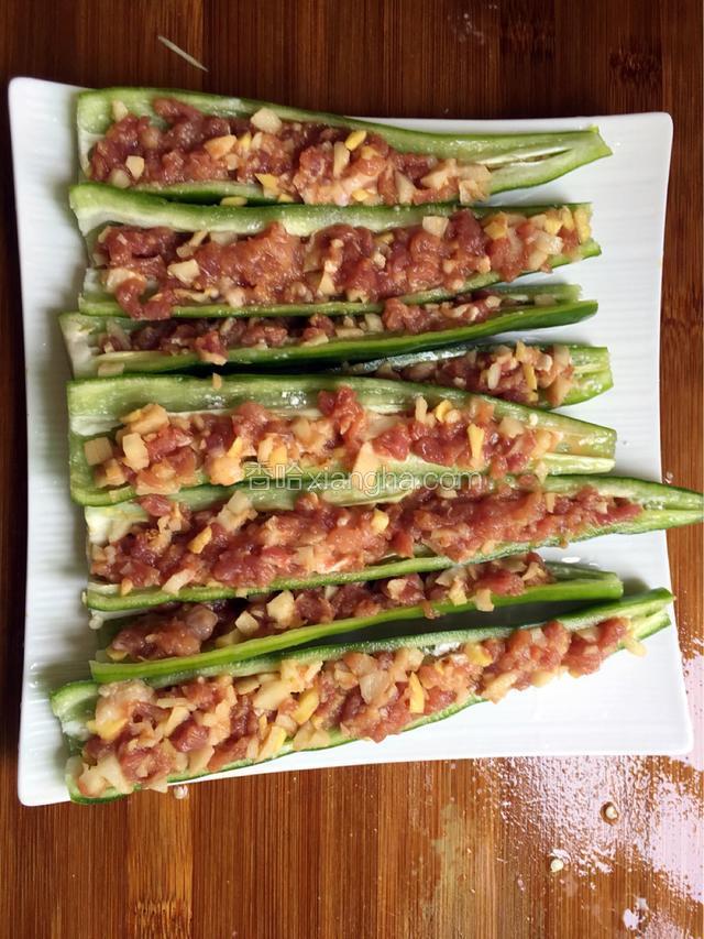 然后把肉塞入青椒盒里