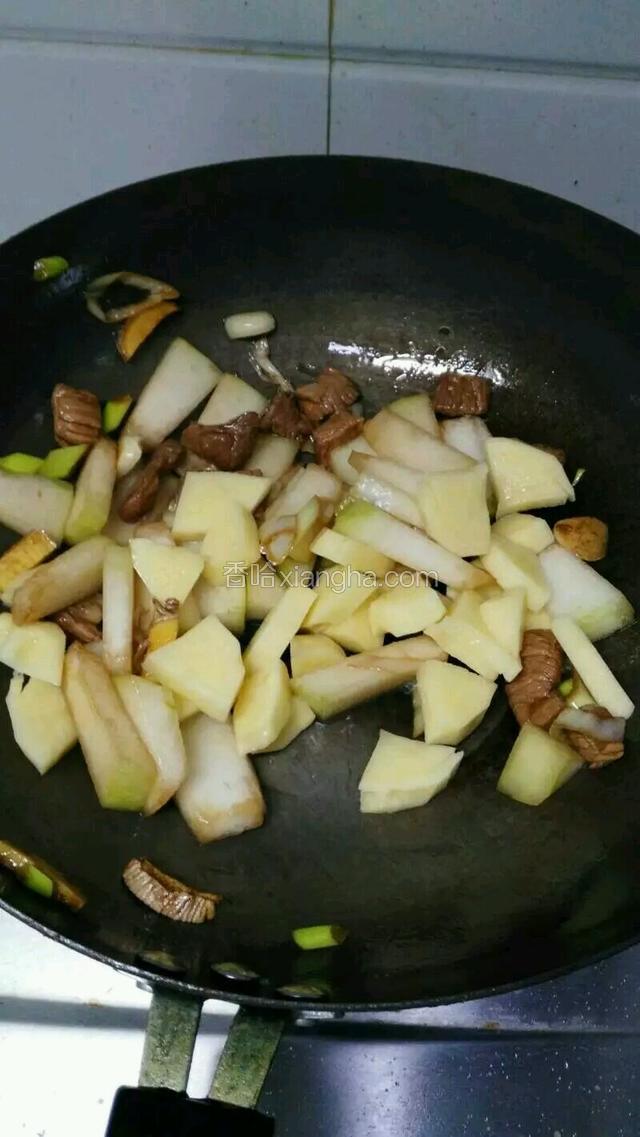 倒入土豆