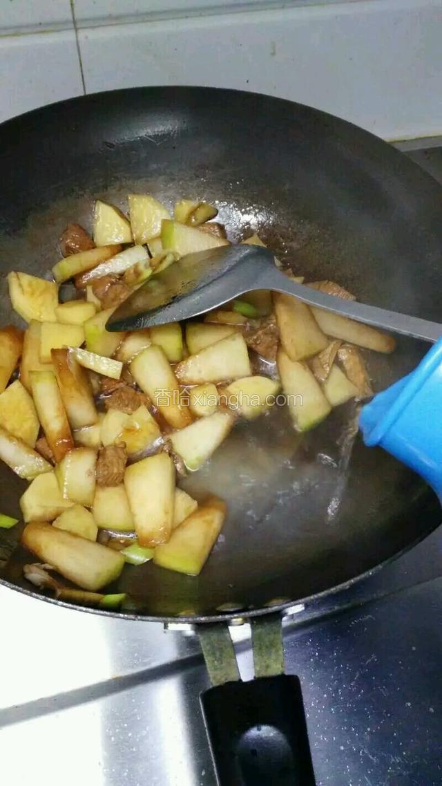 加入适量热水，盖上锅盖闷煮一会儿