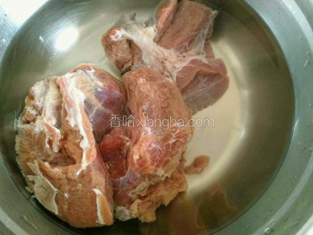 羊肉用清水泡2小时（期间要多换几次水）把血水泡出去。