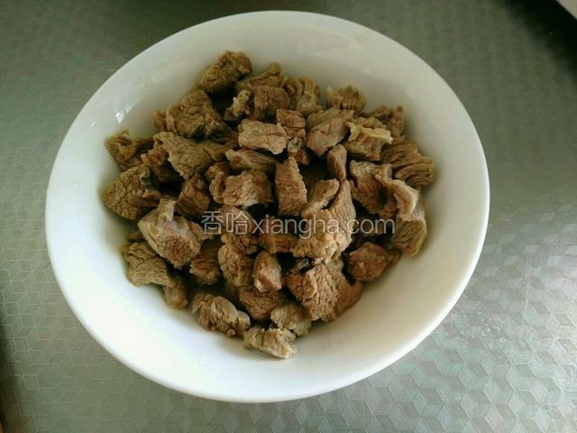 切小块打水焯，再用清水洗几次沥干水份备用。