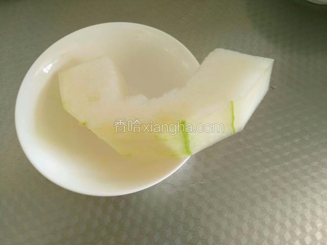 冬瓜去皮去瓤洗净。