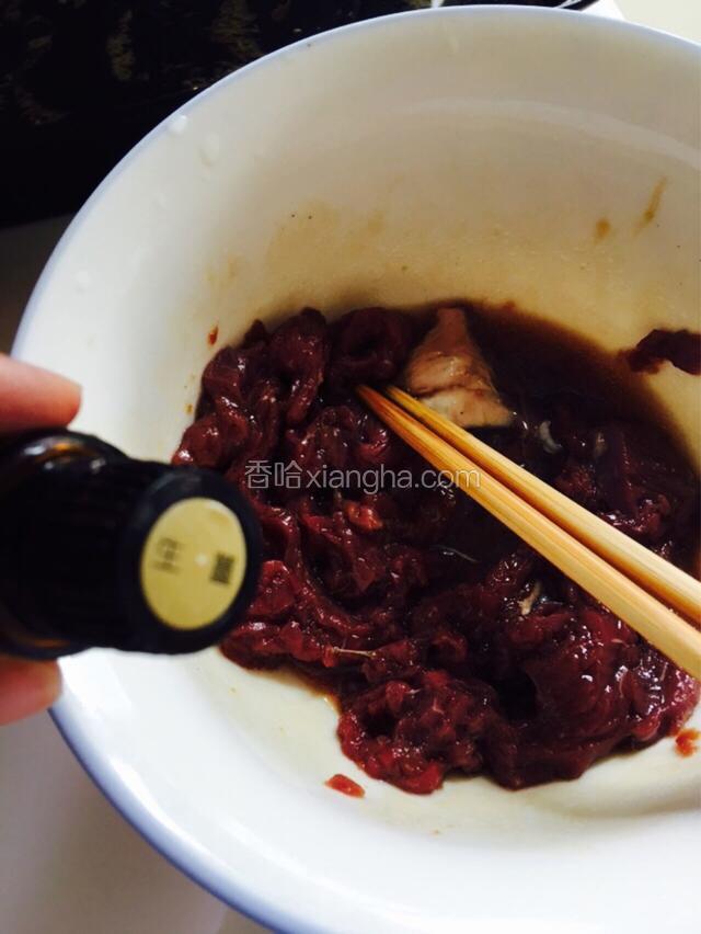 接着滴入自己榨的姜汁，香味更浓；因为用姜丝小孩不喜欢，说影响口感，呵呵；喜欢姜丝的放少许姜丝拌匀
